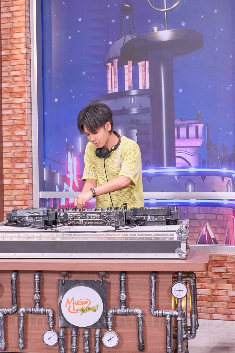 鼓鼓呂思緯連兩節目現正熱播中，展現驚人的多方才藝。相信音樂提供