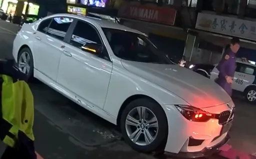 BMW違規臨停　詭異！女駕駛無照且懸掛他人車牌最高罰4.6萬
