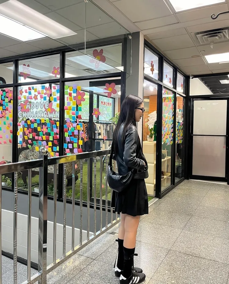 Jennie搶先穿上adidas Originals薄底鞋家族的黑色TAEKWONDO。翻攝Jennie IG