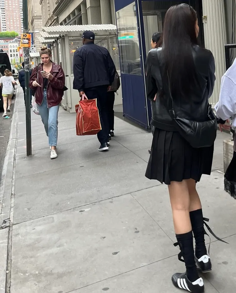 Jennie將TAEKWONDO配上黑色蝴蝶結長襪。翻攝Jennie IG