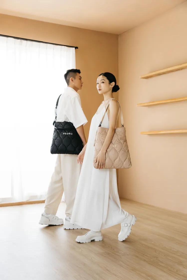 絎縫托特包內裡包裹棉花營造出枕頭般蓬鬆輕盈的舒適質感。品牌提供
