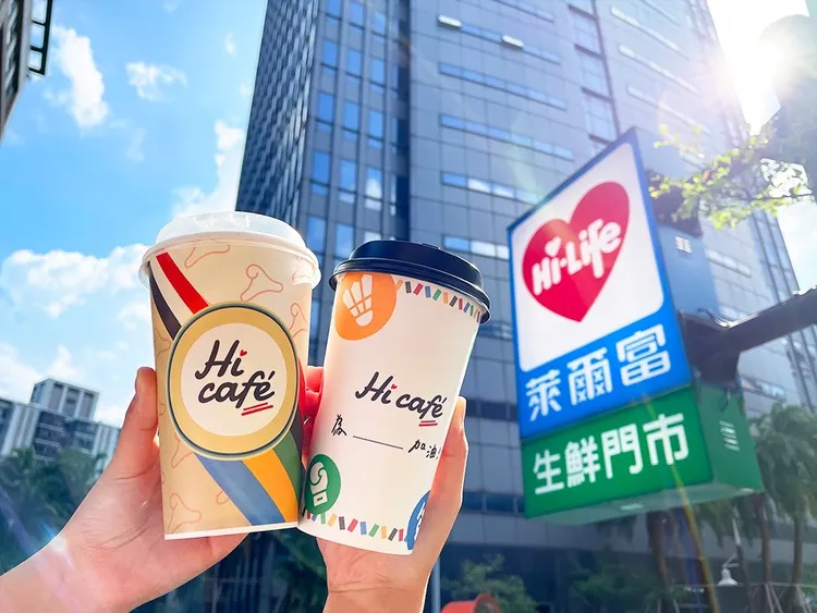 Hi café大杯系列的美式或拿鐵咖啡，可冰熱任選享同品項買一送一。萊爾富提供