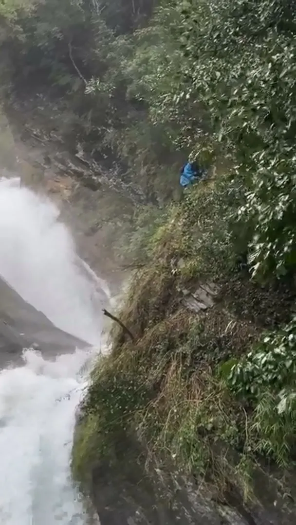 直升機第一次飛上好茶時，台邦‧撒沙勒正與小獵人在修水管，水勢湍急，險象環生。翻攝畫面