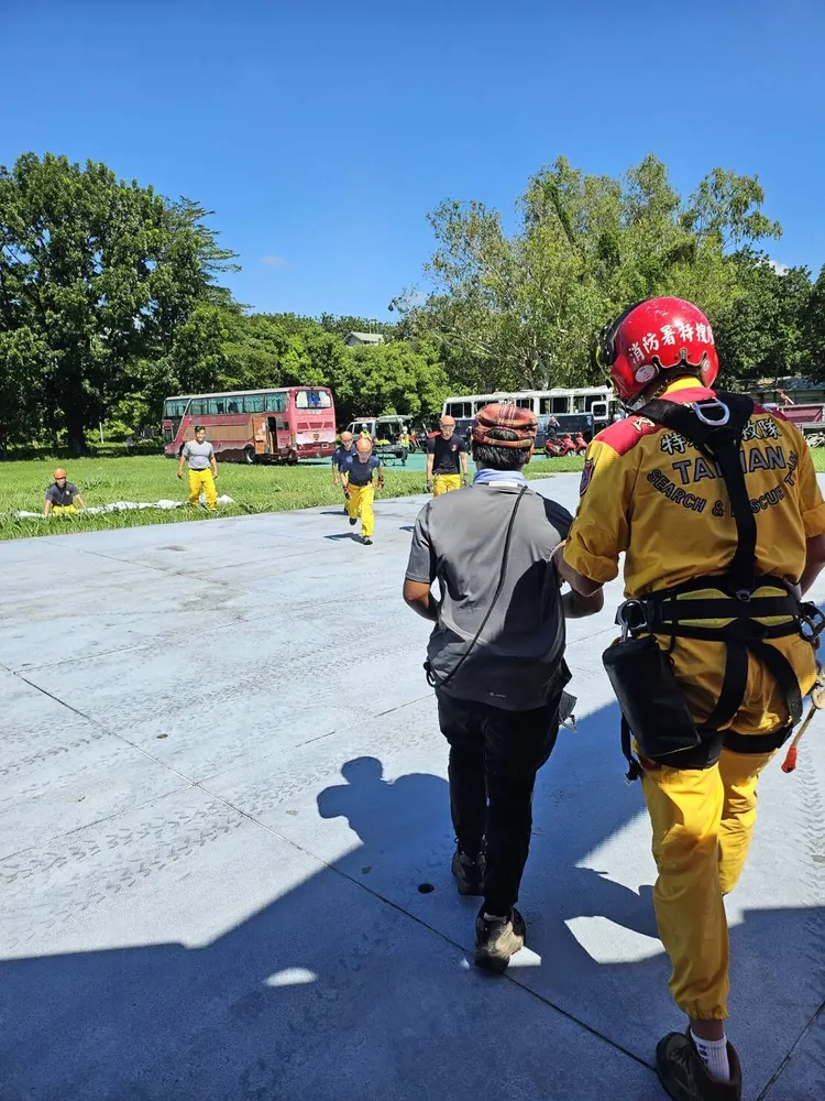 8月2日空勤總隊以直升機將台邦‧撒沙勒送下山。翻攝畫面 資照