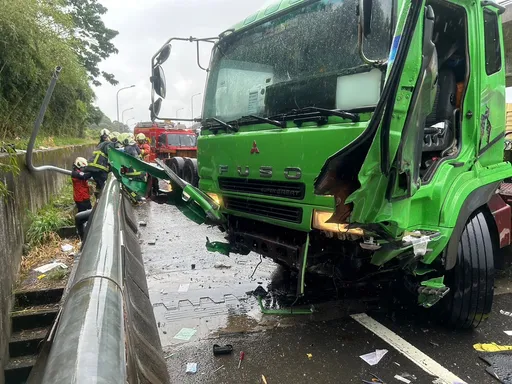 聯結車失控自撞台64八里段護欄　男駕駛飛出車外墜溝幸獲救