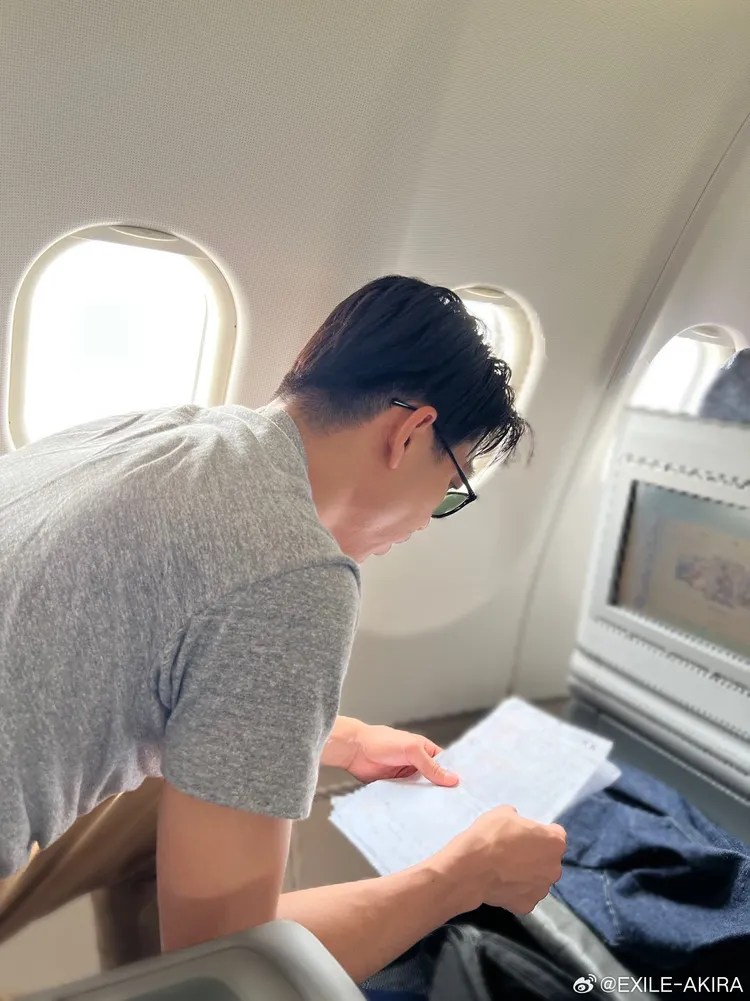 AKIRA搭飛機不忘學中文。翻攝AKIRA微博