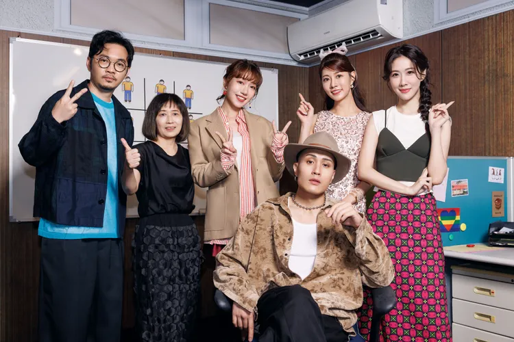 《正港分局》導演程偉豪（左起）、出品人黃惠玲、泱泱（吳泱潾）、黃宣、阿部瑪利亞、監製金百倫組「成魔小隊」辦案。Netflix提供