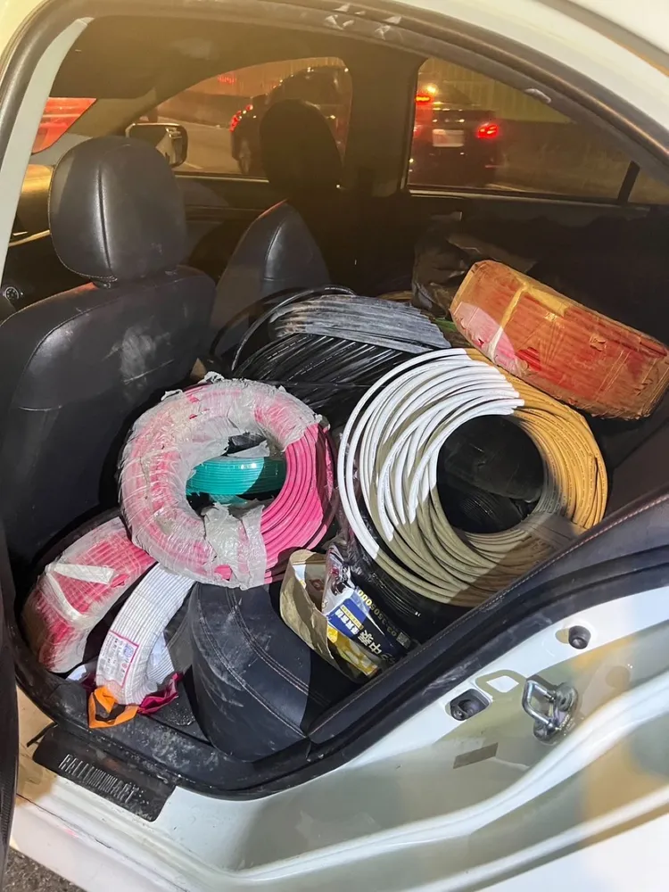 車內後座發現大量電纜線。警方提供