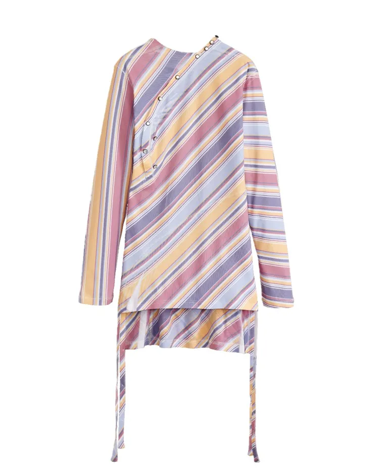 Levi’s x Kiko斜領亨利衫，6900元。品牌提供