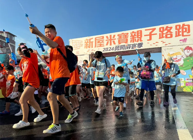 起跑後，民眾隨即展開激烈的水槍大戰。客家局提供