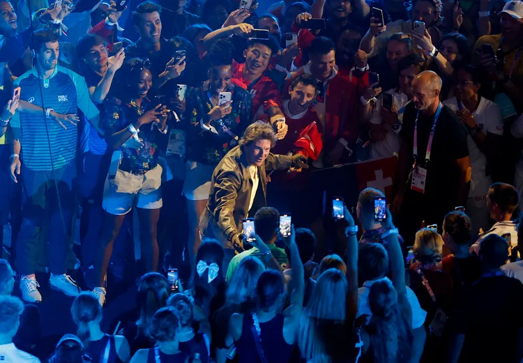 湯姆克魯斯在巴黎奧運閉幕式表演垂降特技，全場運動員為之瘋狂。路透