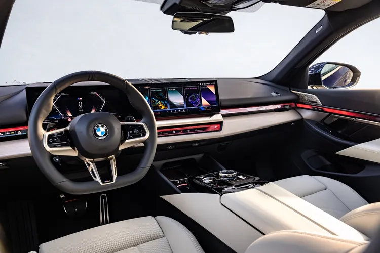 座艙採用BMW Operating System 8.5的懸浮式曲面螢幕，並融入旗艦級BMW環繞光幕。業者提供