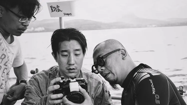 房祖名（中）自己作詞作曲，也身兼MV編劇和導演。翻攝群石國際YouTube