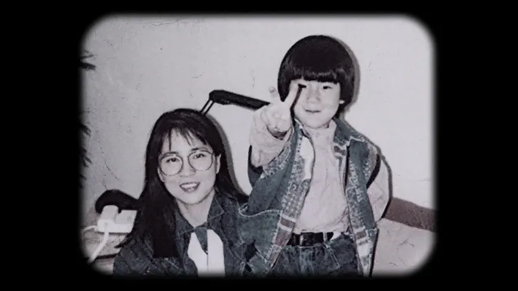 房祖名回顧小時候和媽媽林鳳嬌的溫馨場面。翻攝群石國際YouTube