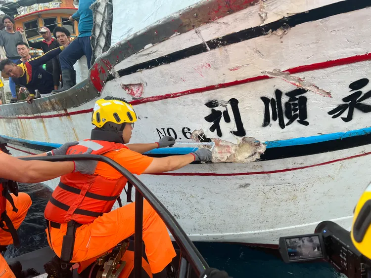 海巡人員進行蒐證。海巡署提供