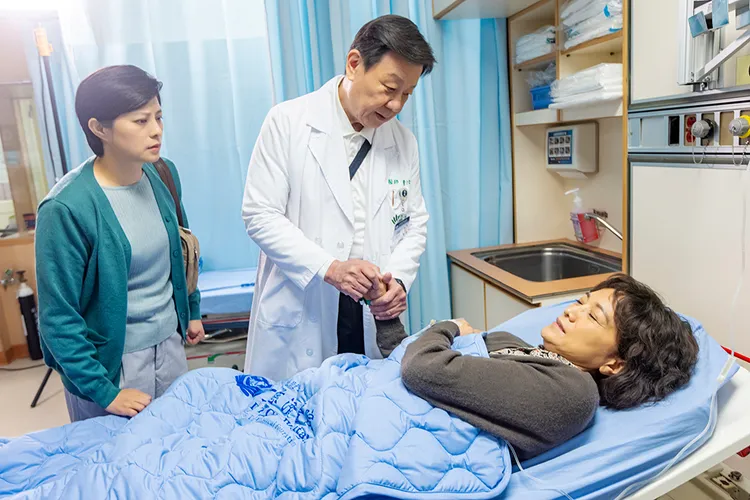 寇世勳（中）探望病患。大愛提供