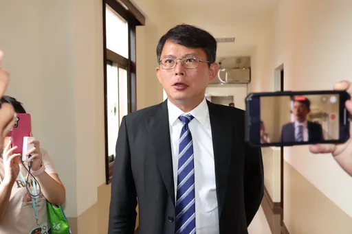 柯文哲政治獻金申報不實甩鍋會計師？黃國昌：這麼離譜當然要追究