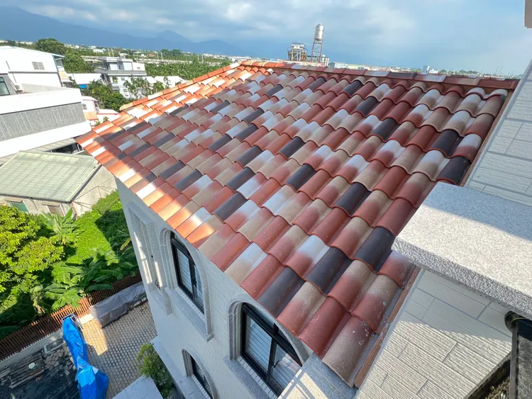 建築外觀採西班牙崗石搭配橘瓦斜屋頂，結合區段客家經典圓弧建築要素。葉家銘攝