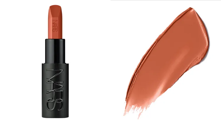 NARS奢慾緞光唇膏#802高調杏棕。品牌提供