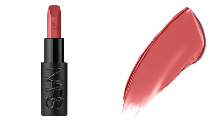 NARS奢慾緞光唇膏#822挑逗玫瑰。品牌提供