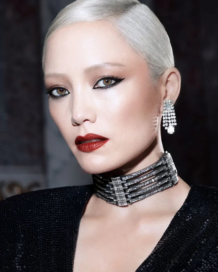 漫威「螳螂女」Pom Klementieff演繹充滿神祕氛圍感的暗紅棕色#805。品牌提供