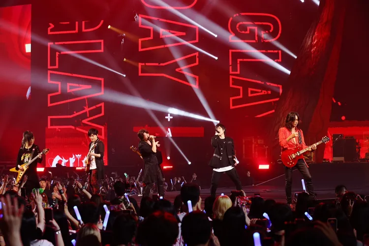 天團GLAY與五月天阿信、怪獸同台演出。相信音樂提供