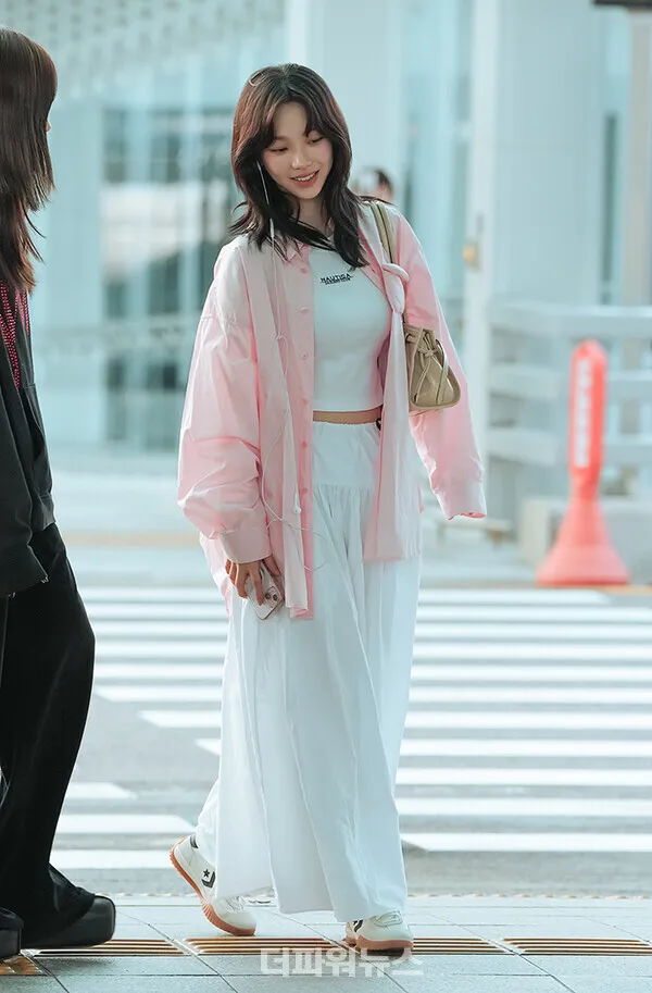 Karina腳踩Converse Runstar運動鞋看起來相當輕便。翻攝thepowernews官網