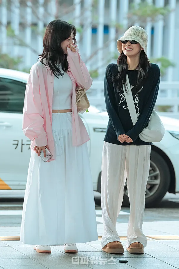 Karina（左）與隊友Ningning（右）有說有笑。翻攝thepowernews官網