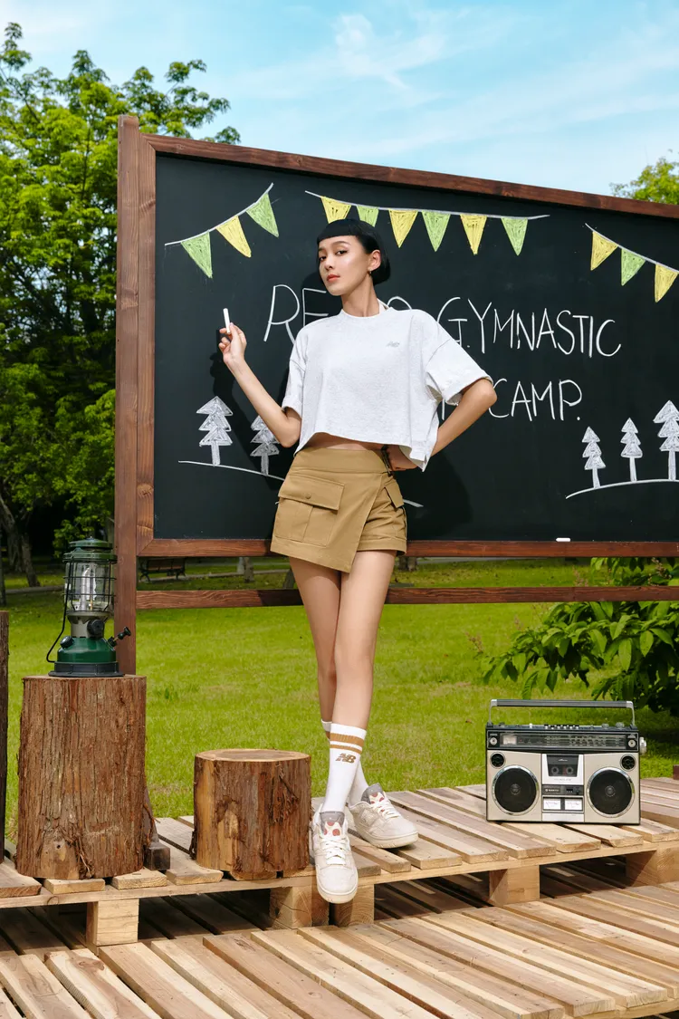 New Balance Athletics 短版短袖上衣1080元、跑鞋BB550THA 3680元。品牌提供