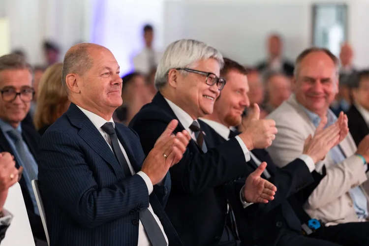 台積電董事長魏哲家（圖右）、德國總理蕭茲（圖左）參與動土典禮。台積電提供