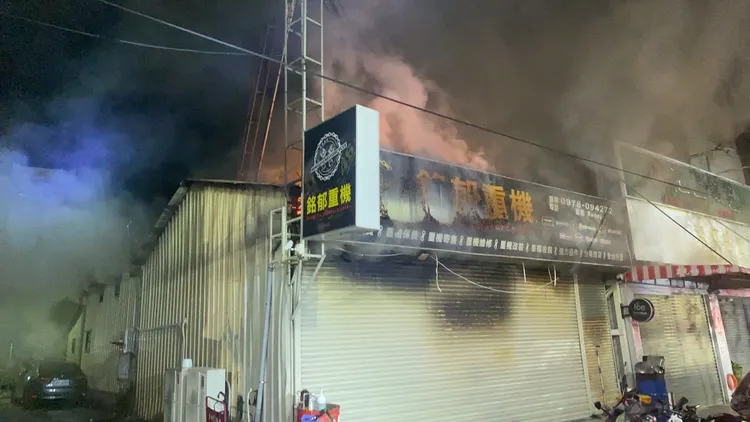 火燒從重機行內部向上竄燒。民眾提供