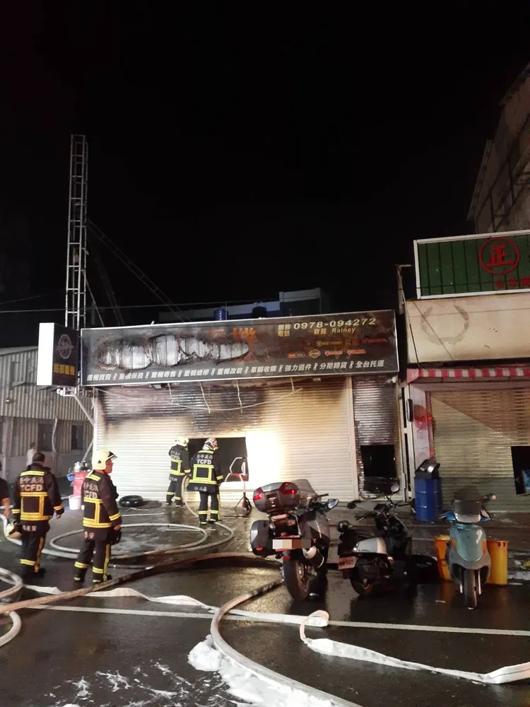 消防人員破門救火。民眾提供