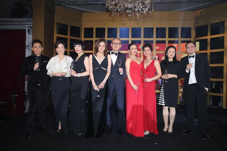 2014年12月劉嘉玲（右四）盛大舉行49歲生日宴，和老公梁朝偉（左起）、好友林青霞、劉莉莉、關之琳、陳泰銘、張叔平（右起）、陳紅、鍾楚紅留下華麗合照。翻攝香港八叔微博