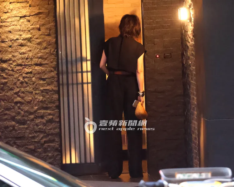 劉嘉玲搭乘陳泰銘的車，來到堪稱台北最難訂的日料餐廳「Adachi足立壽司」赴約。特勤中心攝