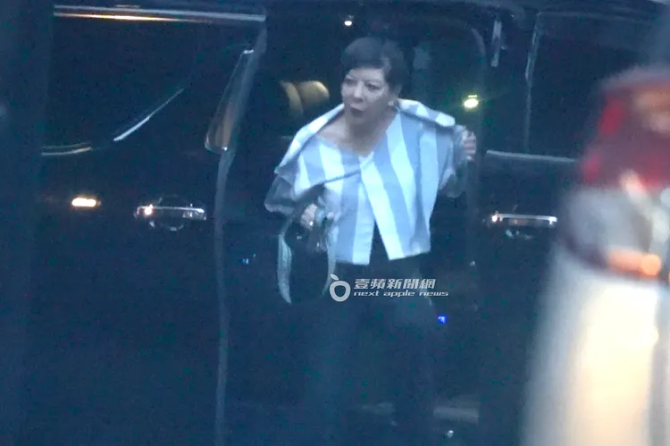 台北名女人劉莉莉搭乘Toyota Alphard保母車抵達。特勤中心攝