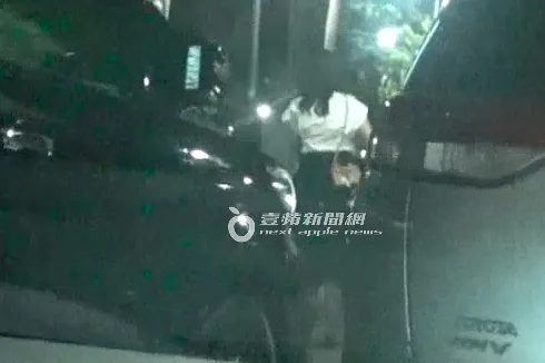 陳泰銘帶著身穿白色上衣與黑色窄裙的女友低調前來。特勤中心攝