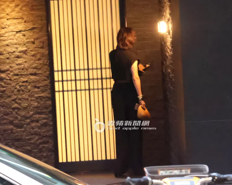 劉嘉玲一身黑色高雅貴氣look，搭乘陳泰銘家的車低調現身。特勤中心攝