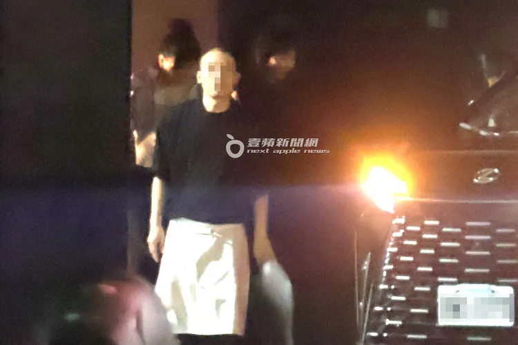 陳泰銘跟女友離開後半個小時，劉嘉玲（右）低調步出餐廳，連員工也出來幫忙把風。特勤中心攝