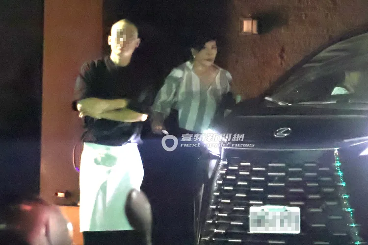 劉莉莉目送劉嘉玲上車離去，跟張鈞甯母女一起等車。特勤中心攝