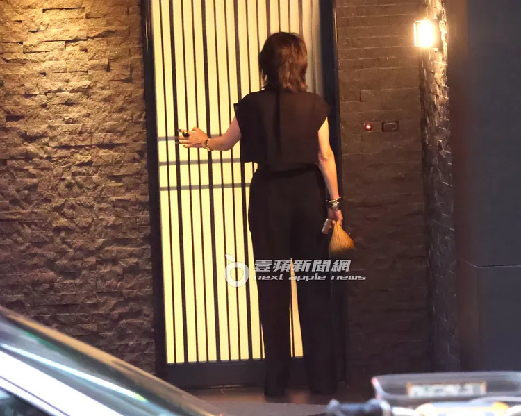劉嘉玲在高檔日料餐廳門口按電鈴。特勤中心攝