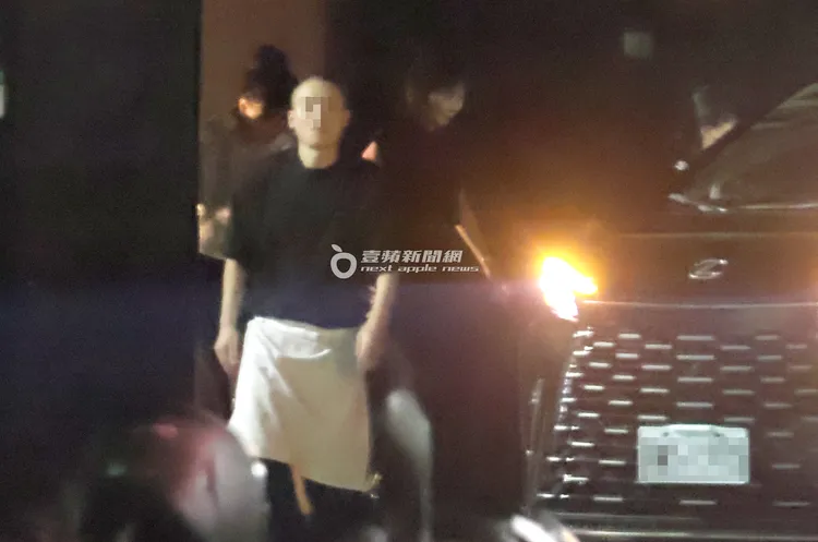 劉嘉玲（右）吃飽喝足後步出日料餐廳，搭上陳泰銘的車離去。特勤中心攝