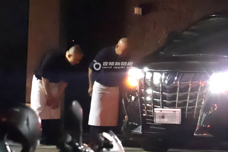 「Adachi足立壽司」餐廳師傅鞠躬送客。特勤中心攝