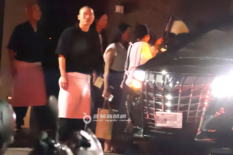 劉莉莉送張鈞甯跟媽媽坐上自己的保母車，送她們回家。特勤中心攝