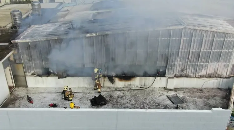 火警發生後，疑似因「煙囪效應」加速火勢蔓延，又無法從1樓逃生，5人受困頂樓加蓋曬衣間，不幸罹難。消防局提供