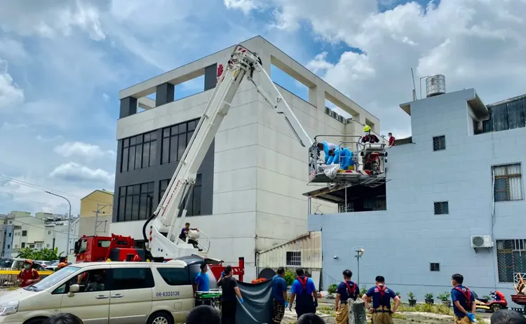消防局出動雲梯車，從上方將遺體運出，5人層層交疊，令人鼻酸。消防局提供