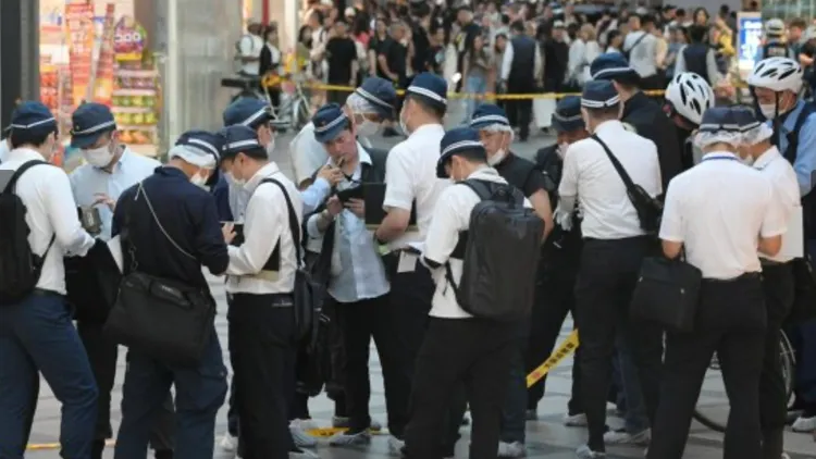 大阪府警察對心齋橋筋商店街進行管制。翻攝自朝日新聞