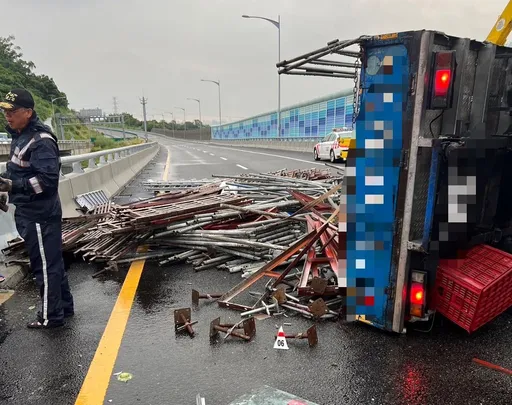 國4台中隧道口3車追撞 1車翻覆釀5傷!鷹架掉落回堵4公里
