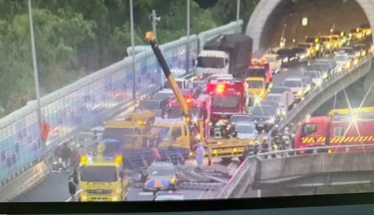 這起事故一度造成大塞車。民眾提供
