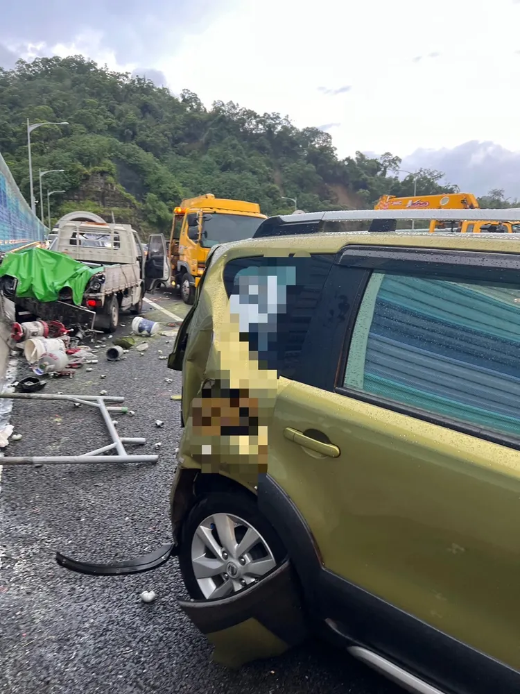國道4號3車追撞造成5人受傷。民眾提供