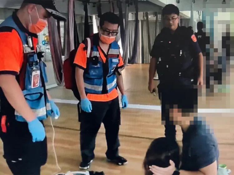 石姓女子手機在一旁充電，她拚命呼叫Siri報案，才救回一命。翻攝照片